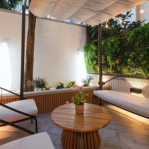 Elegante Con Giardino Privato, Jacuzzi Nel Cuore Di Apartment
